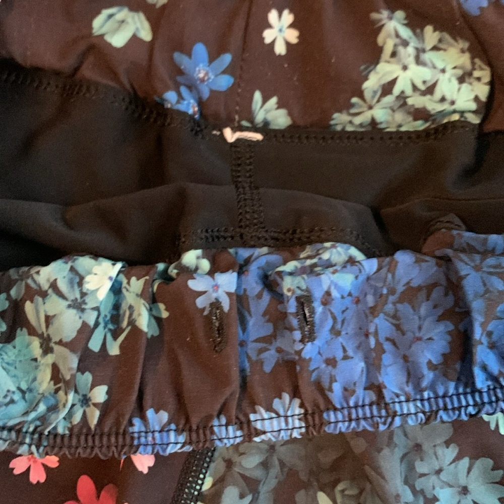 LuluLemon Black Floral Shorts w/ boyshorts
Good Condition, Size 4 - Picture 4 of 5